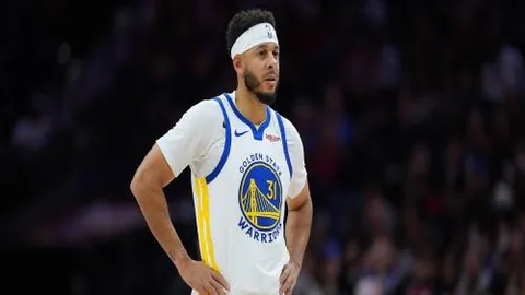 申花队内消息：路易斯赛后热情与队友交流互动